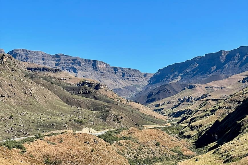 Podniebne królestwo w Afryce Południowej. Dlaczego w Lesotho jeździ się tylko autami 4x4?