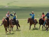 Młodzi jeźdźcy uczestniczący w wyścigu konnym na mongolskim stepie podczas tradycyjnego festiwalu Naadam. #17