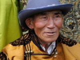 Starszy Mongoł w tradycyjnym złocistym stroju i kapeluszu, symbolizujący bogatą kulturę i dziedzictwo Mongolii. #29