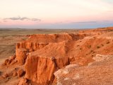 Czerwone skały Bayanzag w Mongolii o zachodzie słońca, znane jako Flaming Cliffs – jedno z najbardziej malowniczych miejsc pustyni Gobi. #35