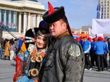 Para w tradycyjnych mongolskich strojach podczas święta na placu w Ułan Bator, symbol dumy narodowej i kultury Mongolii. #8