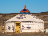 Tradycyjna mongolska jurta na pustyni Gobi, z ozdobnymi wzorami i kolorowymi drzwiami, symbolizująca koczowniczy styl życia w Mongolii. #2