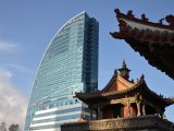 Kontrast nowoczesnego wieżowca Blue Sky Tower i tradycyjnej świątyni buddyjskiej w centrum Ułan Bator, symbol spotkania nowoczesności z tradycją Mongolii. #23