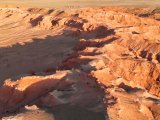 Czerwone klify Bayanzag na pustyni Gobi, znane jako Flaming Cliffs – miejsce odkryć skamieniałości dinozaurów i popularny cel wycieczek w Mongolii. #34