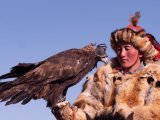 Sokolnik z zachodniej Mongolii w tradycyjnym futrzanym stroju trzymający orła podczas Festiwalu Orłów #37