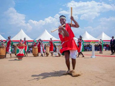 BURUNDI - BĘBNIARZE Z GITEGA