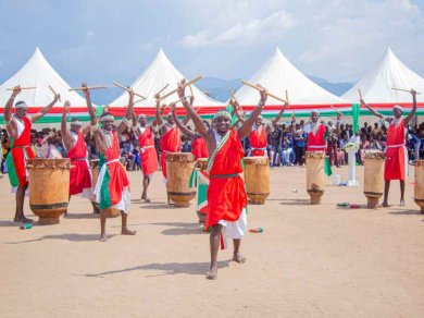 BURUNDI - BĘBNIARZE Z GITEGA