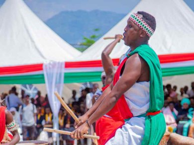 BURUNDI - BĘBNIARZE Z GITEGA