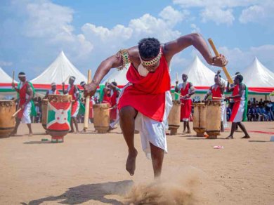 BURUNDI - BĘBNIARZE Z GITEGA