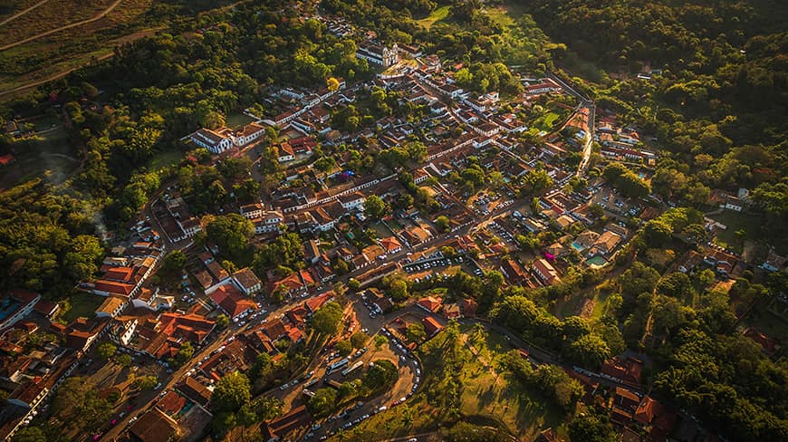 Kolonialne miasteczko w Brazylii otoczone zielenią i górami – widok z lotu ptaka na zabytkową architekturę i brukowane uliczki