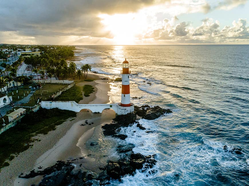 Latarnia morska Farol de Itapuã w Salvadorze o zachodzie słońca – wybrzeże Bahia w Brazylii