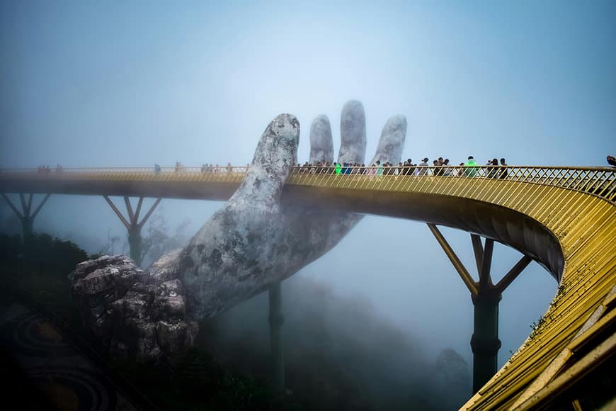 Zapierający dech w piersiach most Golden Bridge.