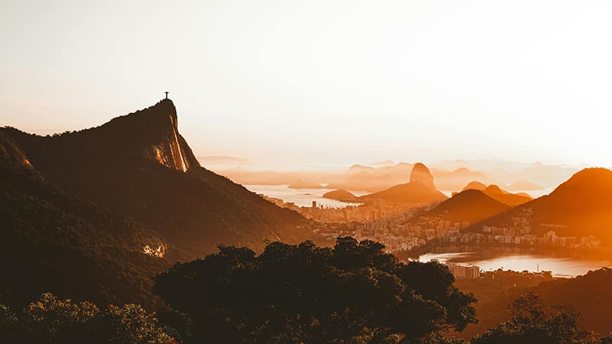 Panorama Rio de Janeiro o zachodzie słońca z widokiem na pomnik Chrystusa Odkupiciela i zatokę Guanabara