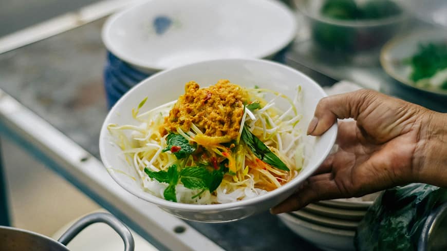 Tradycyjne danie kuchni wietnamskiej z makaronem ryżowym, świeżymi ziołami i pastą curry. Perełka streetfoodu w Wietnamie.