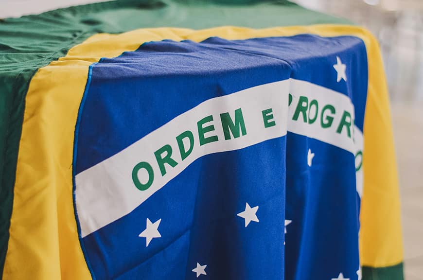 Piękna flaga Federacyjnej Republiki Brazylii. (Zdjęcie: Rafaela Biazi, Unsplash)