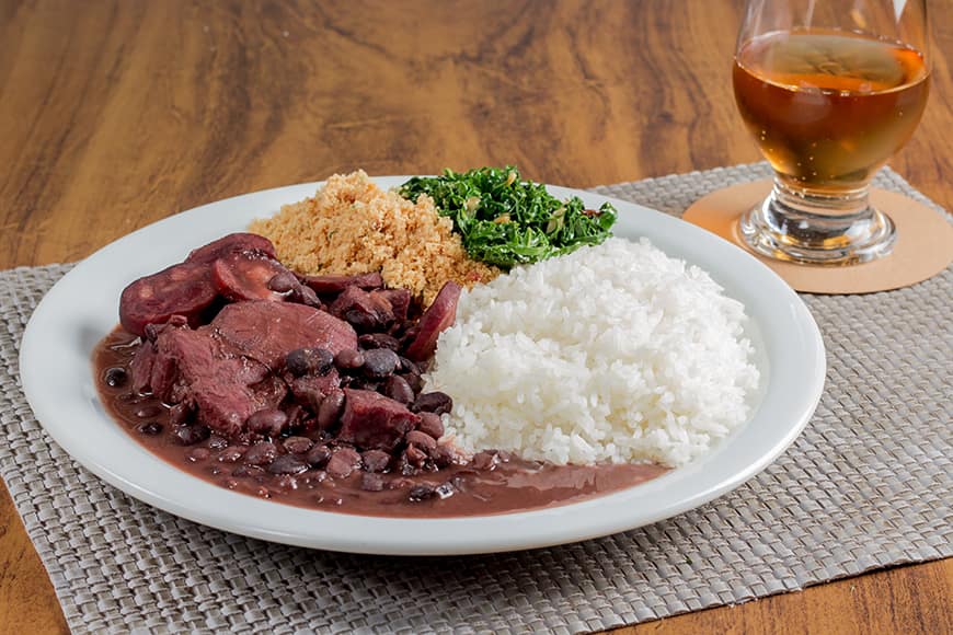 Tradycyjna brazylijska feijoada z czarną fasolą, mięsem, ryżem i farofą – klasyczne danie kuchni brazylijskiej