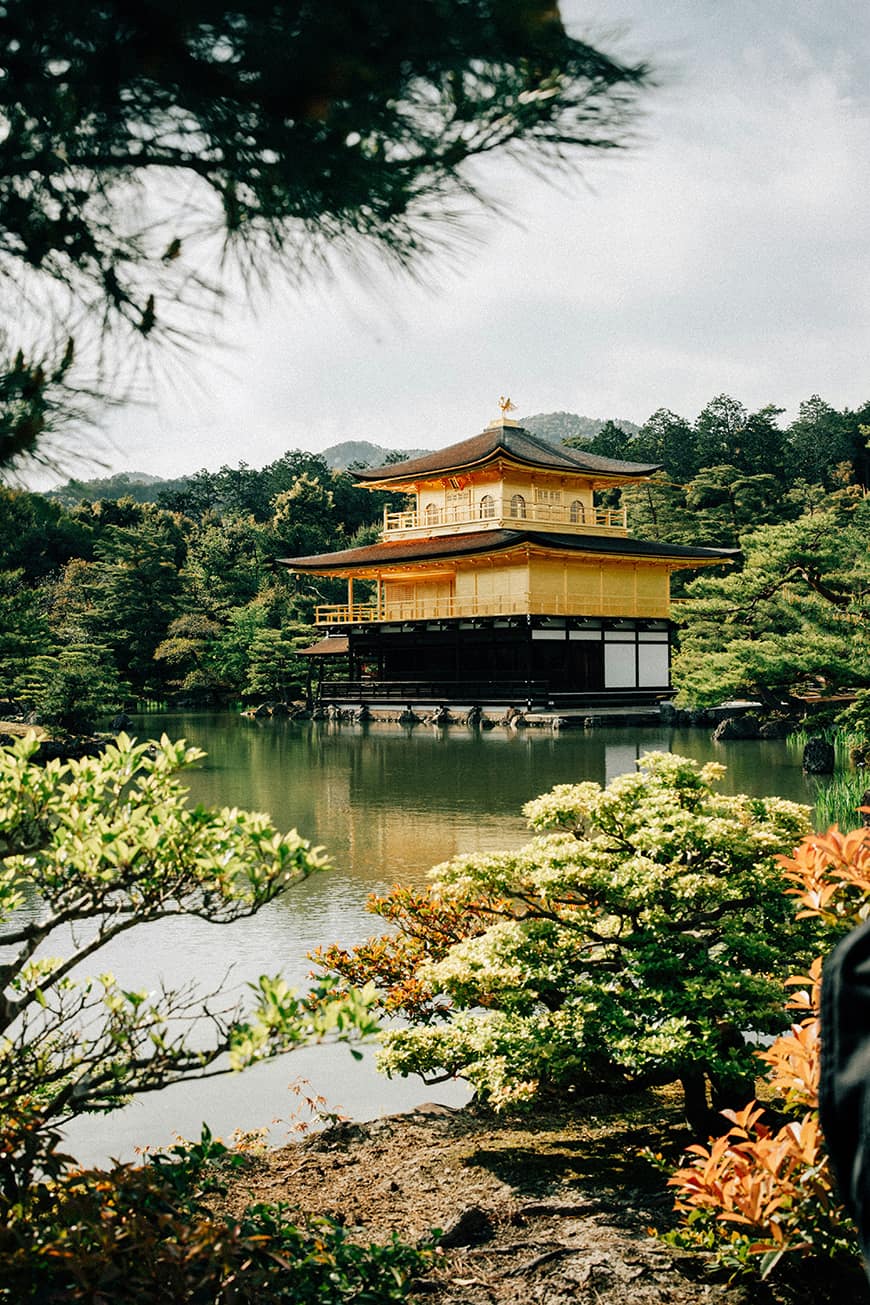 Kioto to jedno z piękniejszych miejsc, jakie ma do zaoferowania Japonia. Wakacje w tym miejscu to czysta przyjemność dla fanatyków historii oraz architektury z uwagi na chociażby mistyczne zamki szogunów (w tym popularny zamek Nijo).