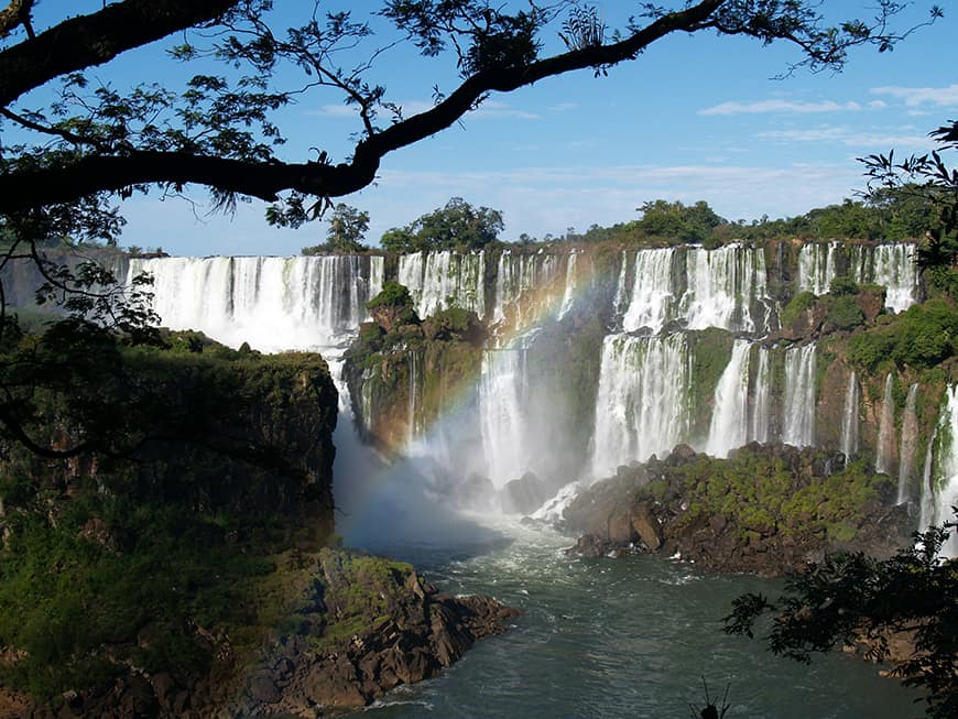 Wodospady Iguazu z brazylijskiej strony z tęczą unoszącą się nad kaskadami – jeden z cudów natury Ameryki Południowej