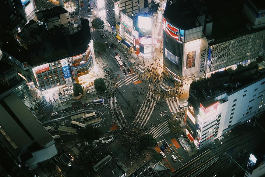 Popularne na całym świecie tłoczne skrzyżowanie w dzielnicy Shibuya.