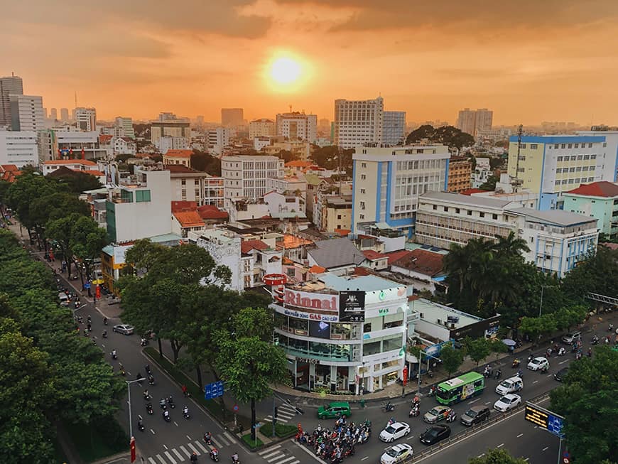 Panorama Ho Chi Minh City (Sajgon) o zachodzie słońca – tętniąca życiem metropolia południowego Wietnamu.