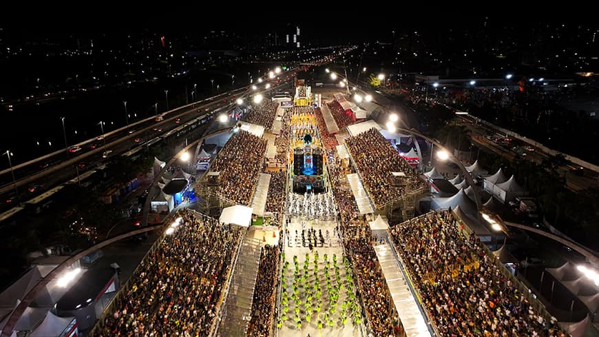 Sambodrom w Rio de Janeiro nocą podczas karnawału – parada szkół samby i tłumy widzów