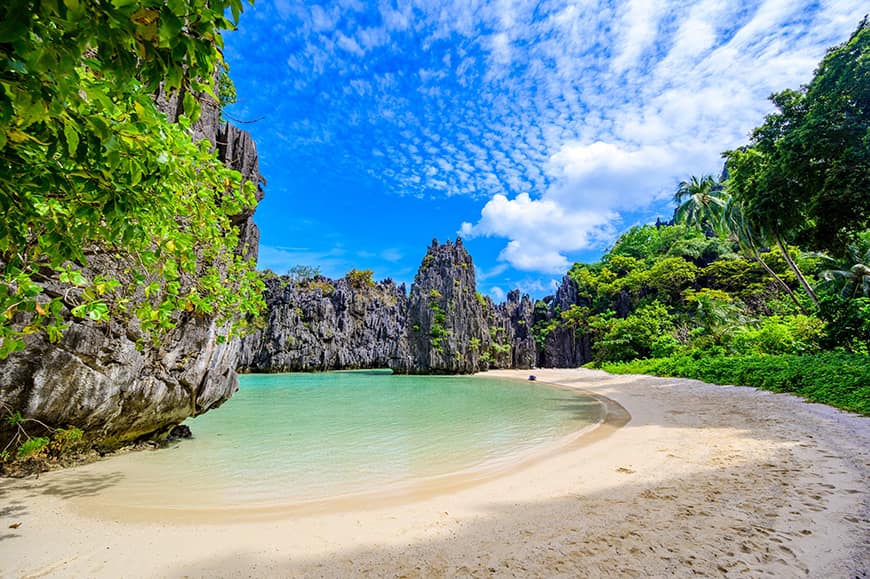 Relaks na tej plaży gwarantuje niezapomniane wrażenia. Zdecydowana perełka wakacji na Filipinach.