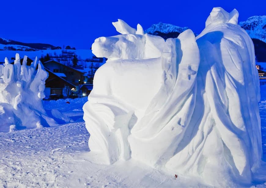 Śnieżne figury dostępne do zobaczenia podczas festiwalu w Sapporo. W tle krajobraz pokryty obfitymi opadami śniegu, normą dla mieszkańców wyspy Hokkaido.