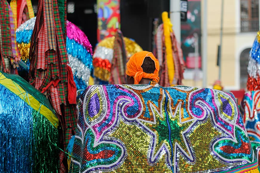 Kolorowe dekoracje balu karnawałowego, ozdobione cekinami i tradycyjnymi tkaninami