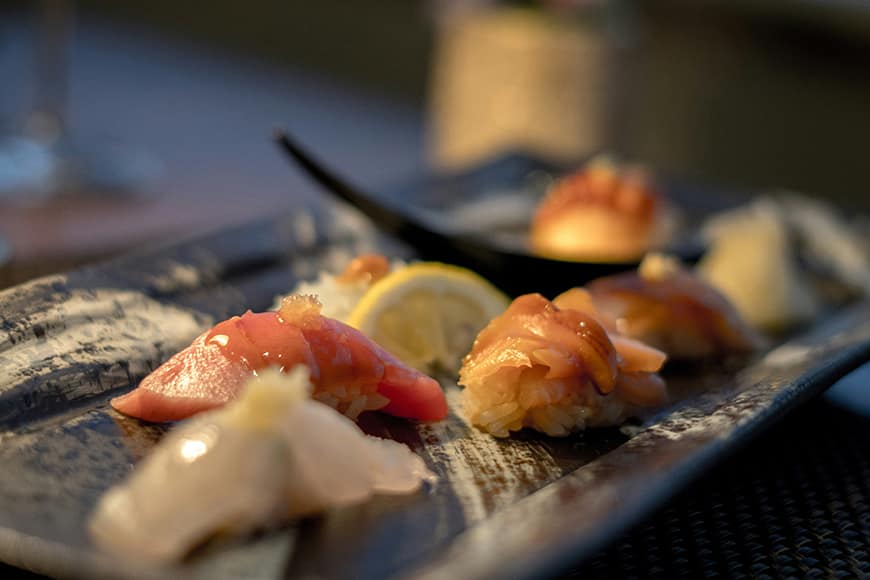 Sushi to jedna z najpopularniejszych pozycji japońskiej kuchni. Obowiązkowa, tak jak ramen czy udział w ceremonii parzenia herbaty