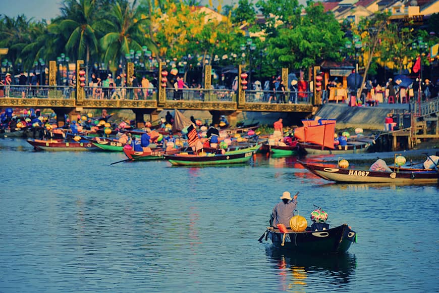 Rejs łodzią po rzece w centrum Hoi An – magiczny klimat środkowego Wietnamu.