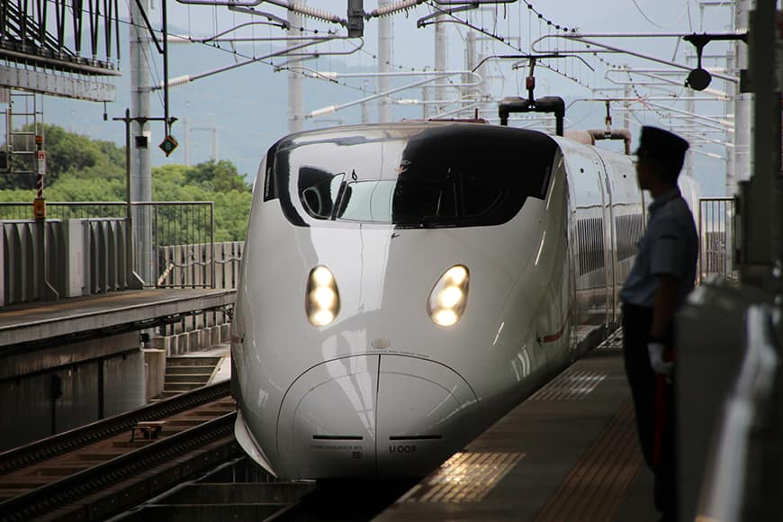 Superszybkie pociągi Shinkansen to idealny sposób podróży między nowoczesnymi metropoliami Tokyo i Kyoto.