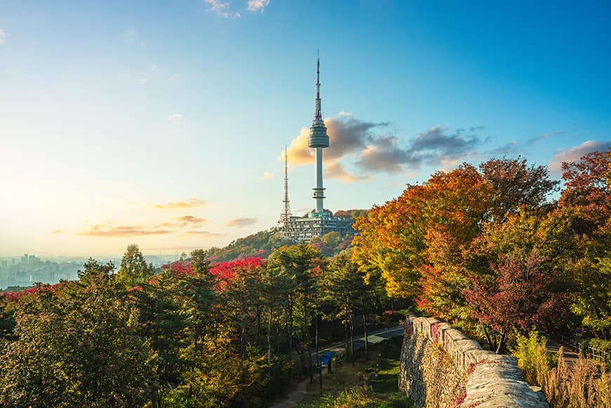 Przytulona przez drzewa oraz inną roślinność wieża N-Seoul Tower w parku Namsan. Idealna propozycja na spacery w weekend dla niejednego mieszkańca Korei.