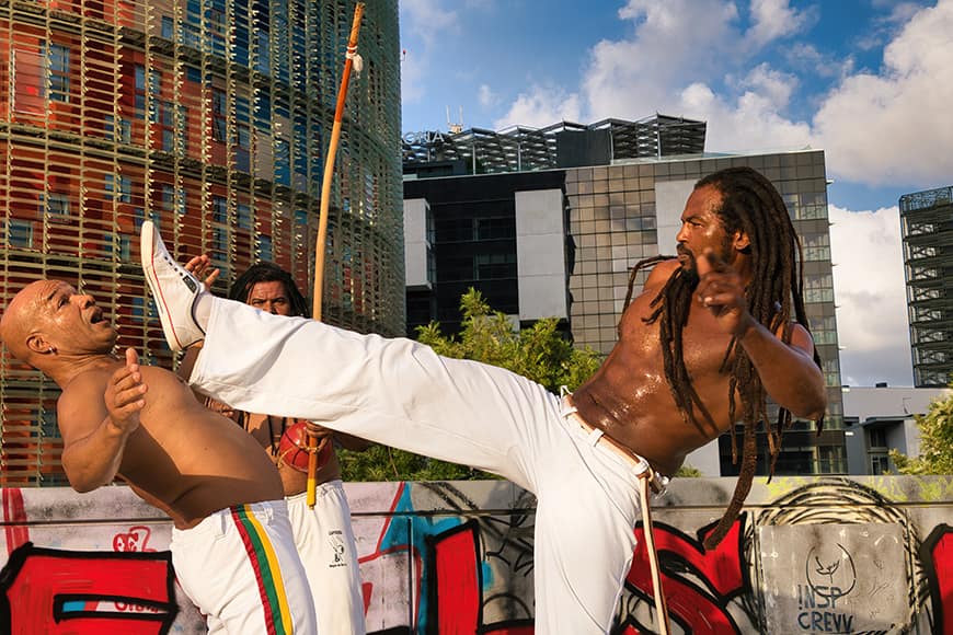 Trening capoeiry – brazylijskiego tańca walki z elementami akrobatyki i rytmu