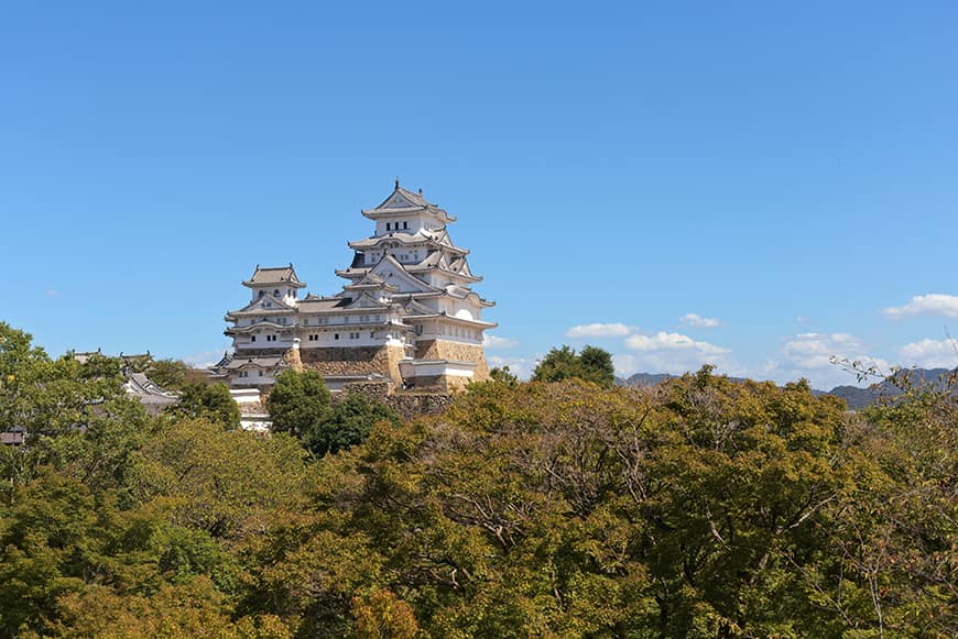 Zamek Himeji na tle błękitnego nieba. Prawdziwa perełka japońskiej architektury.