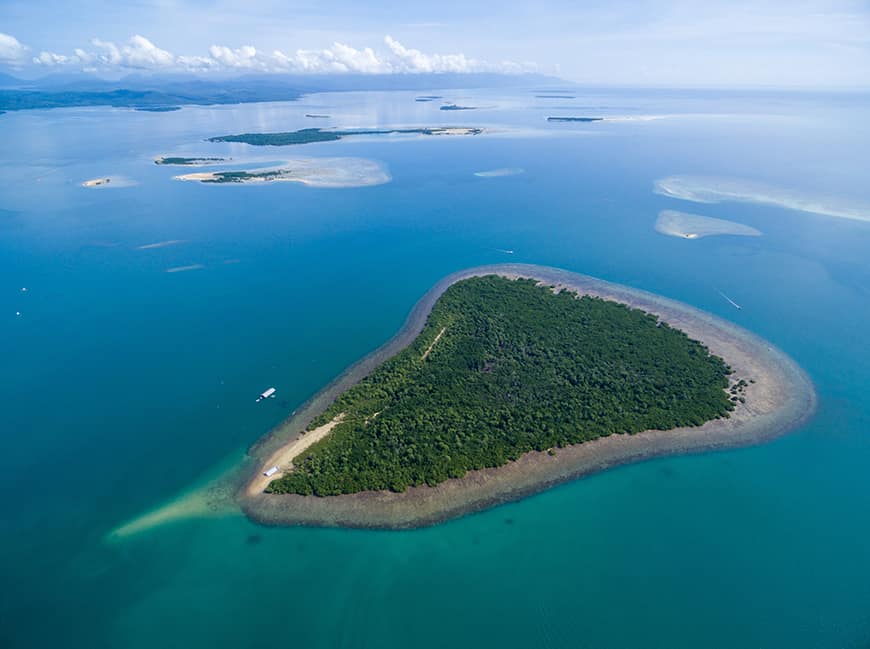 Honda Bay – widok z lotu ptaka na tropikalne wyspy i błękitne wody zatoki u wybrzeży Palawanu, popularne miejsce snorkelingu na Filipinach
