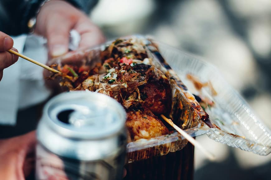 Takoyaki to perła azjatyckiego street foodu. Idealny posiłek po odwiedzeniu najlepszych atrakcji jakie ma do zaoferowania Japonia