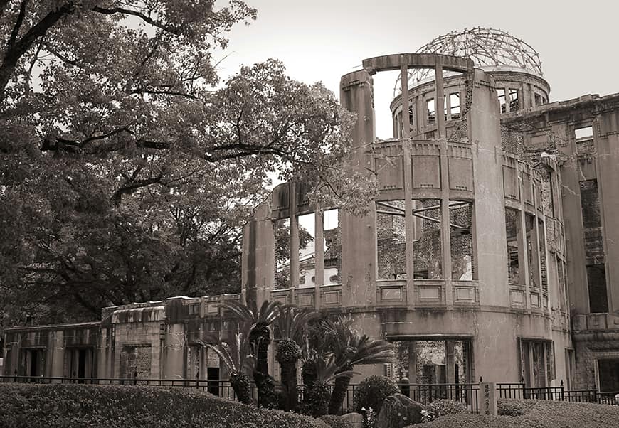 Park pokoju w Hiroszimie. W tym rejonie znajduje się również muzeum pokoju, a w Nagasaki można odwiedzić ważne dla historii całego kraju muzeum bomby atomowej.