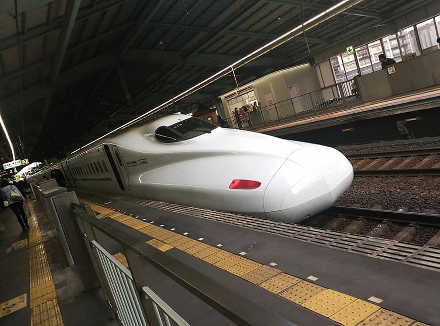 Pociąg Shinkansen gotowy do odjazdu. Nowoczesny symbol technologicznej Japonii, dzięki któremu szybko można dostać się do innych niezliczonych atrakcji jakie ma do zaoferowania kraj kwitnącej wiśni.