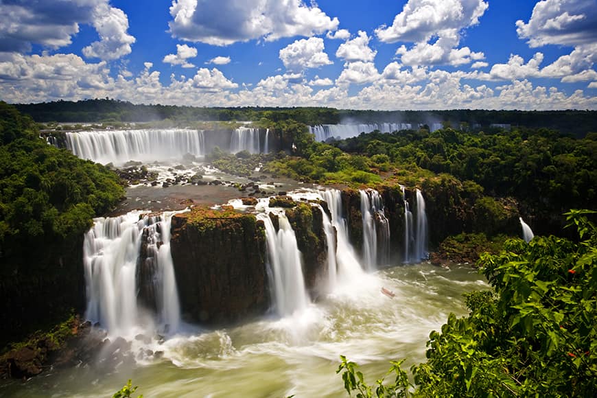 Zapierające dech w piersi wodospady Iguazu.